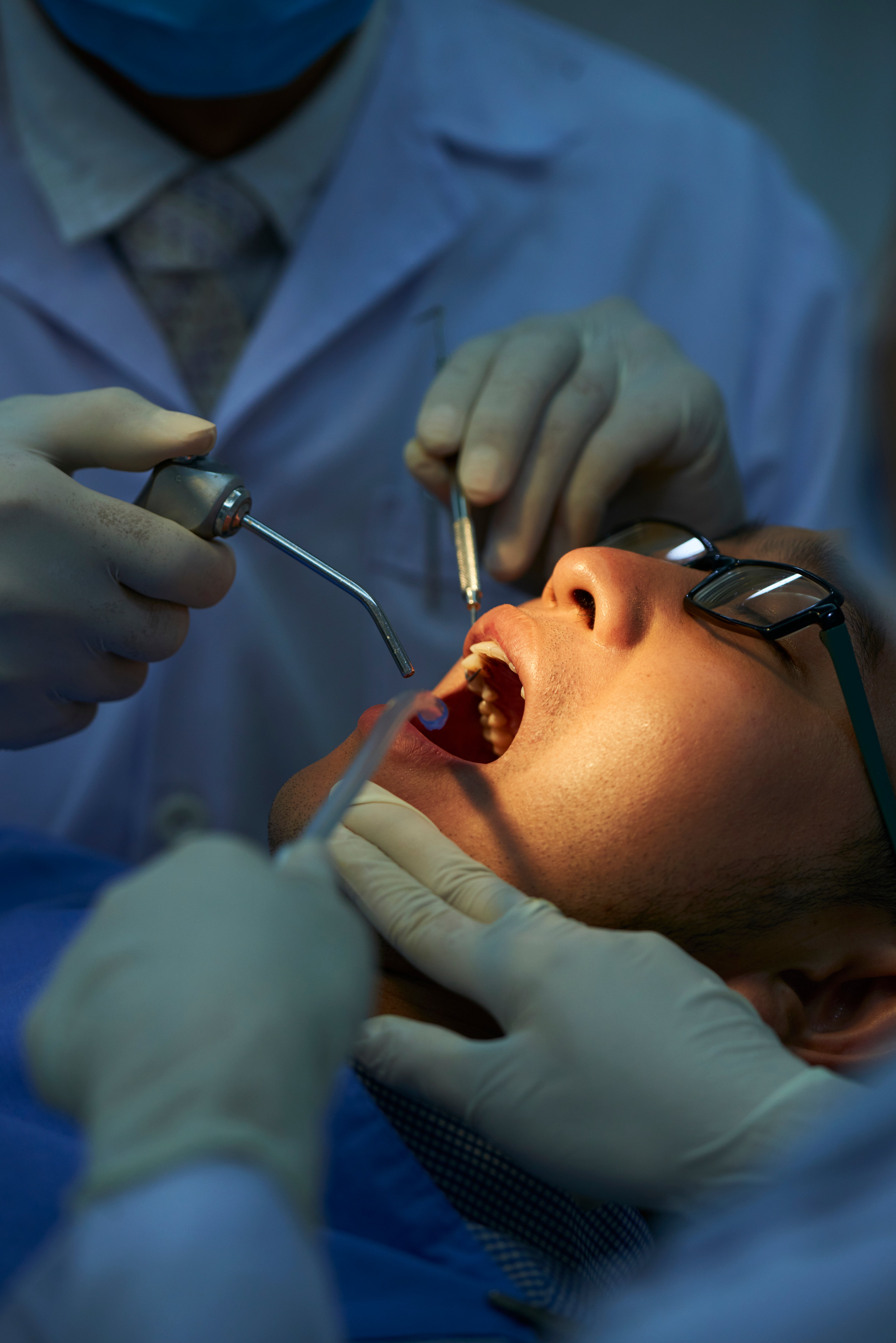 dentists-doing-dental-surgery-JC8YZ3A